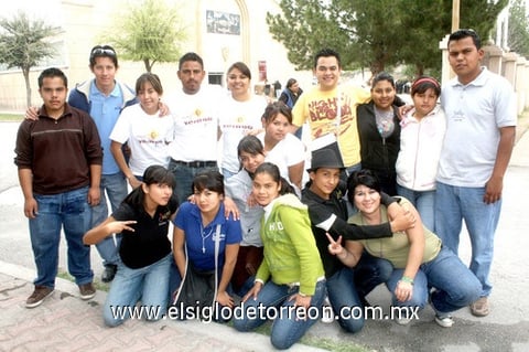10032010 Abigaíl Favela, Yuliana Villarreal, Jennifer Higuera, Jonas Hernández, Karla Hernández, Cecy Meza, Aideé Flores, Guadalupe Carrillo, Irvin Tepezano, Jaime Hernández, Cinthia Díaz, Alfredo Álvarez, Claudia Maldonado, Guillermo García, Alixis, Pamela Reyes y Nicho Ortiz, del grupo juvenil Jufec de Dinamita, Dgo., de la parroquia Santa Bárbara.