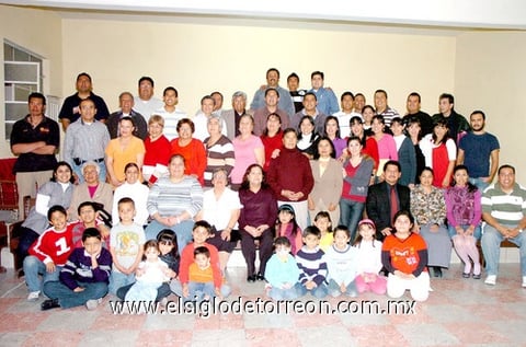 10032010 Comunidad de la iglesia de El Buen Pastor en su celebración de la amistad.