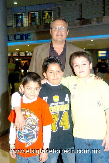 10032010 Familia. Luis con los pequeños Emiliano, Luis Pablo y Alejandro.