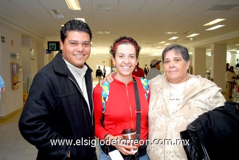 10032010 Holanda. Cristina Muñoz fue despedida por Marco Gallegos y María Garrido.