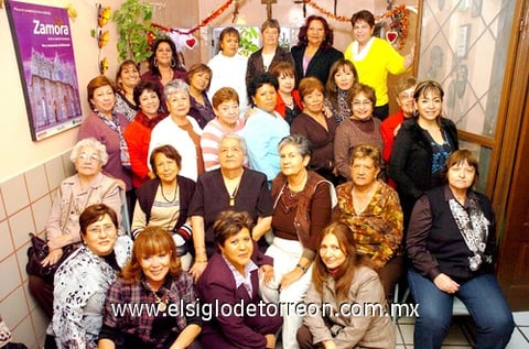 11032010 Bertha Álvarez García junto a las asistentes a su fiesta de cumpleaños, donde se lucieron como anfitrionas Irene y Brunhilda Álvarez.