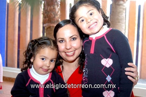 11032010 Sonrientes. Mónica de la Rosa con sus hijas Kitti y Sofi.
