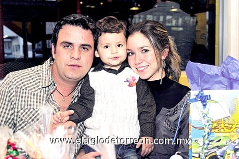 11032010 El pequeño Daniel de Anda Dávalos durante su fiesta de dos años, con sus papás Daniel y Elia.
