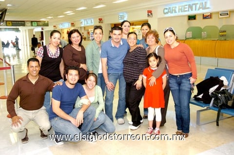 11032010 Madrid. Ivonne, Mónica, Rocío, Mari Carmen, Maggy y Ximena, fueron despedidas por la familia Castrellón.