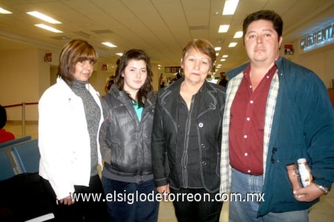 12032010 París. Nancy Valdez, Cynthia Hernández y María Tovar, las despidió Daniel Hernández.
