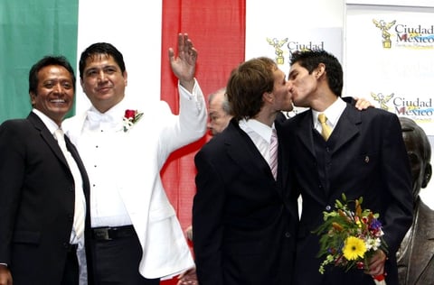 El propio gobierno de Felipe Calderón hizo saber que hará todo lo posible porque esta legislación propia a la capital sea declarada contraria a la constitución.