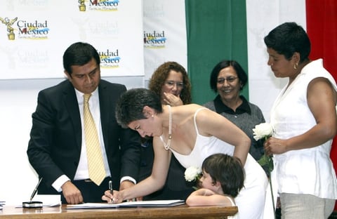 Estas uniones fueron hechas posibles por la reciente legalización, en diciembre, del matrimonio homosexual, que solo se aplica en el Distrito federal mexicano, dirigido por el alcalde de izquierda Marcelo Ebrard. Pero la oposición conservadora no se resigna a esta evolución.