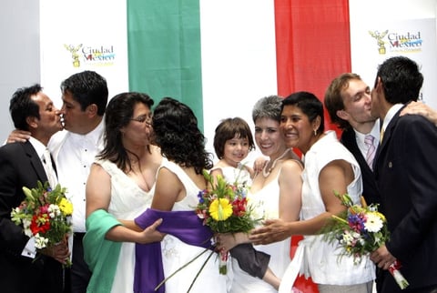 El Gobierno del Distrito Federal había aceptado 42 solicitudes más de matrimonios de personas del mismo sexo y rechazó una cantidad similar por no cumplir con los requisitos, en tanto que permanece atento a requerimientos de la Suprema Corte.