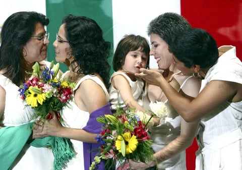 Entre protestas a favor y en contra afuera del GDF, se efectuaron las primeras cinco bodas entre homosexuales en la capital.