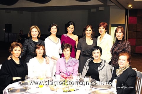 Familiares de la homenajeada acudieron al festejo.