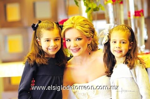 Acompañada por sus sobrinas lució Mary Tere.