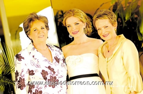Mary Tere con su futura suegra y su mamá.