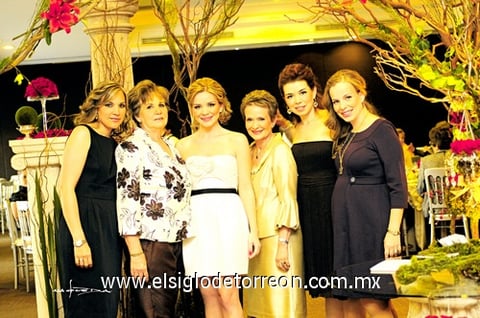 La festejada acompañada por su cuñada, futura suegra, mamá y hermanas.