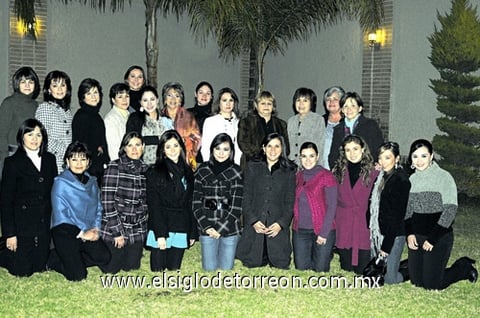 Rodeada por sus familiares y amigas lució en su fiesta de canastilla Paty Madero.