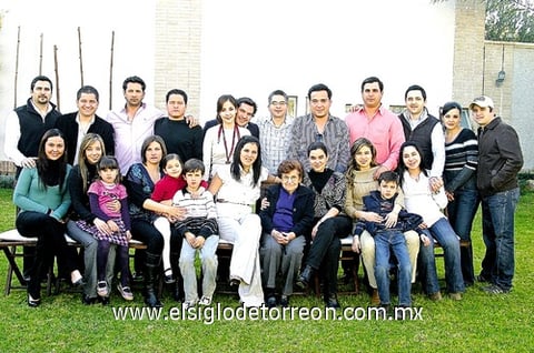 Amistades allegadas y familiares estuvieron presentes durante la celebración de cumpleaños.