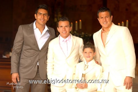 Oswaldo Sánchez, Juan Pablo 'El Chato' Rodríguez y Miguel Becerra junto al pequeño Juan Pablo el día que recibió el Sacramento de la Comunión.