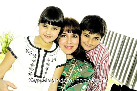 Maribel Murra con sus hijos Isabel y Elías.