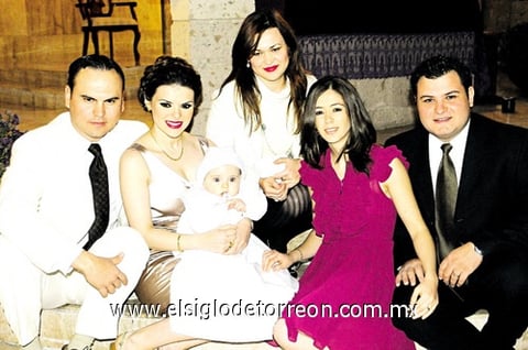 El pequeño Arturo con sus papás Arturo Ortiz y Karina Martínez, madrinas María Isabel Ortiz Galán, Usua Belausteguigoitia Basso y Carlos Alberto Martínez Flores.