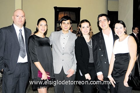 Luis Alonso Garza, Adriana Gallegos, Carlos Sáenz, Maribel Fernández, Miguel Martínez y Monserrat Vázquez. Martha de Pérez, Ama Rosa de Campos, Katy de Madero, Tere de Cantú y Chacha de Salmón.
