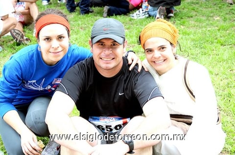 Disfrutan el evento. Eli Castro, Memo y Gaby Leyva.