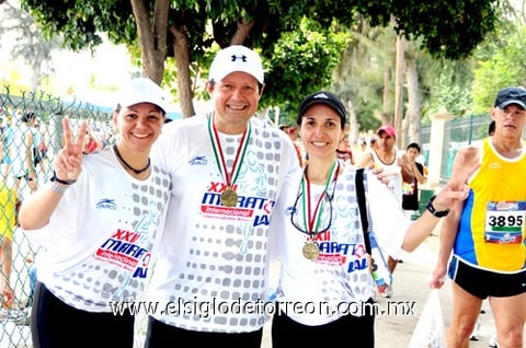 Lucen medalla. Mayté Ibarreche, Óscar Santos y Mayra Cantú.