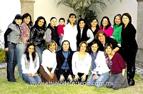 Amigas y familiares de Claudia Martínez de Dwickman durante su festejo.