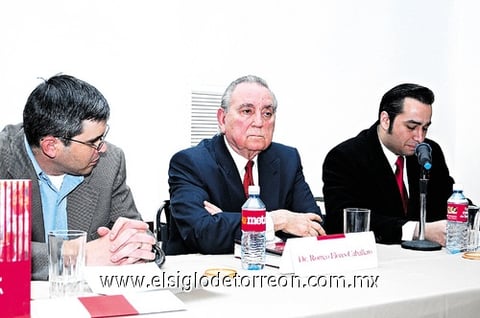 Los presentadores Javier Garza y Enrique Sada, acompañaron al escritor Romeo Flores Caballero.