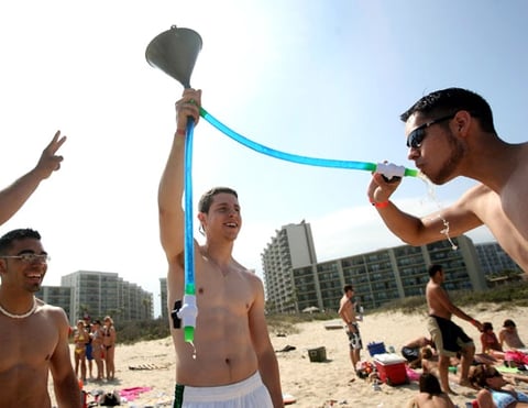 Con un gasto promedio de 60 dólares por persona, los adolescentes atraídos por la fiesta y que a sus 18 años pueden beber en territorio mexicano, significan algunos ingresos para hoteles, centros nocturnos y, en cierta medida, agentes de viajes.