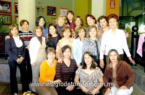 14032010 Eva Medina celebró su cumpleaños acompañada de su hija Érika Fernández Medina y un grupo de amigas.