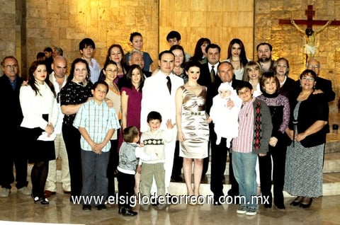 14032010 El pequeño Arturo Ortiz Martínez en su bautismo, acompañado por su padres Arturo y Karina, y sus seres queridos.