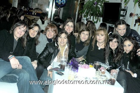 14032010 Lizeth Safa acompañada por un grupo de amigas, durante su cumpleaños.
