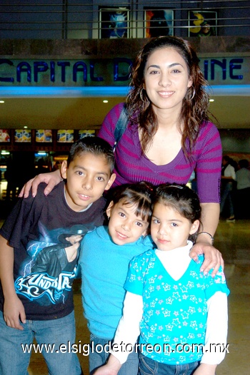 15032010 Gael, Dafne, Hanna y Érika momentos antes de entrar al cine.