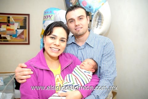 16032010 Linda familia. Esteban en los brazos de sus papás Karla Denisse Rodríguezz de León y Esteban Israel Carrillo Estrada.