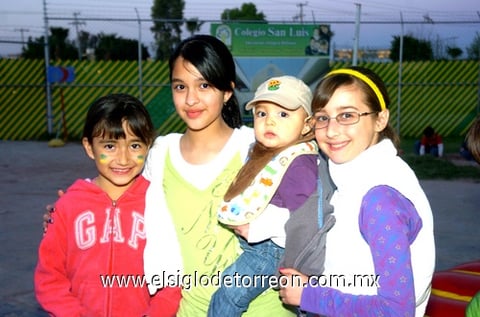 14032010 Sonrientes. Pamela, Mary Fer, Rodrigo y Brenda.