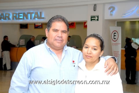 15032010 Buen viaje. Manuel Navarro fue despedido por su esposa María Guadalupe López Soto.