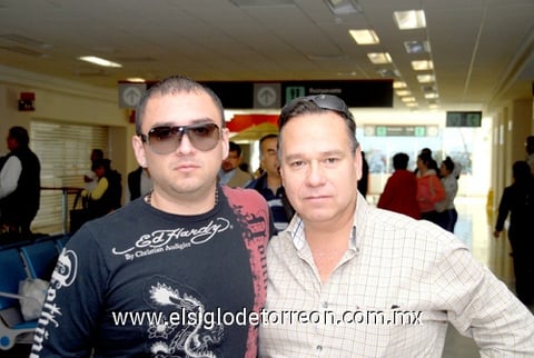 15032010 Miami. José Ángel Ramos fue recibido por su papá, Sr. José Ángel Ramos.