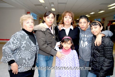 15032010 Los Cabos. Elga Acosta fue despedida por su abuela, mamá y hermanos.