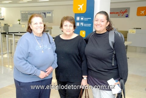 16032010 Mexicali. Melbry García fue despedida por su tía Esperanza García y Trinidad Salcedo de García.