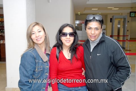 16032010 Hermosillo. Sabrina fue despedida por Manuela Sandoval y Lucía Galván.