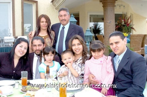 17032010 Perla Rangel, Rodolfo Caldera, Laura Méndez, Jesús Rangel, Martha Antelo, Jesús Rangel y los niños Andrea, Ángel y Laurita.
