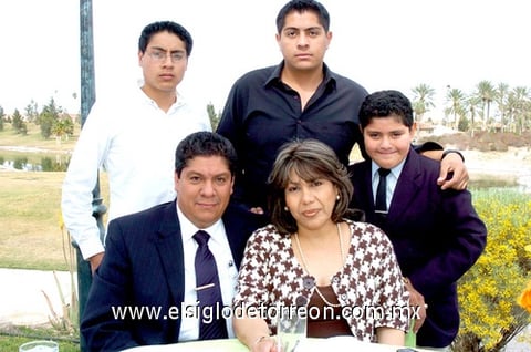 17032010 Invitados. Jesús Alonso y Martha Rangel con sus hijos Jesús, Omar y Diego.