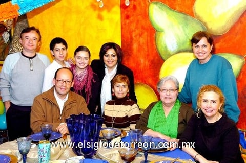 18032010 Alejandra R. de la Peña en compañía de sus hijos y amistades el día que celebró su cumpleaños.