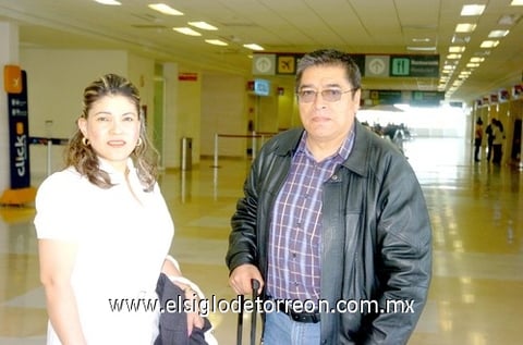 18032010 México. De regreso a su ciudad partieron Leticia Hernández y Manuel Rodríguez.