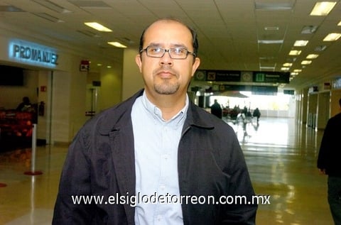 18032010 Querétaro. Llegó en plan de trabajo Víctor Brito.