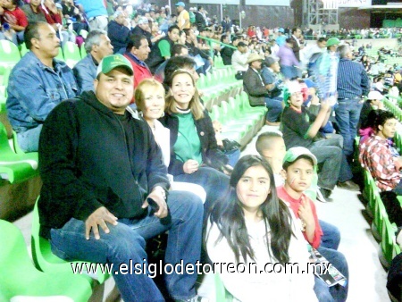 Disfrutando del juego de la selección con mi familia. Enviada por Mario E. Guajardo Galarza.