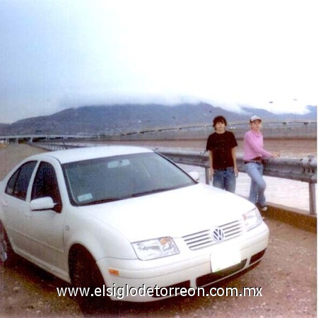 Ghaby y Alex Castaneda en el margen del Rio Bravo durante la inundacion del 2006 en Cd Juarez desde hace 40 años no se llenaba el Bravo. Enviada por hugo castañeda martinez.