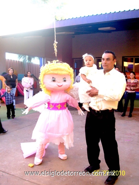 Ricardo Escareño con su hijita Gemma Sofia celebrando su primer añito. Enviada por Carmen.