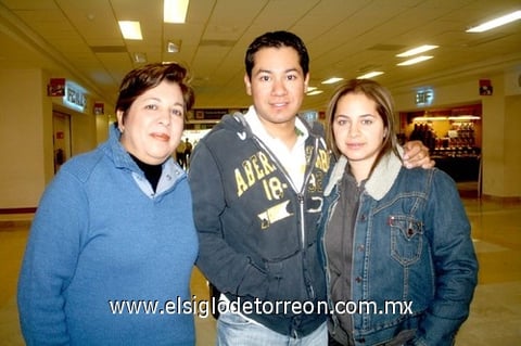 19032010 Costa de Marfil. Blanca Olvera y Tanya Hernández despidieron a Juan Osiel González, hijo y esposo respectivamente.