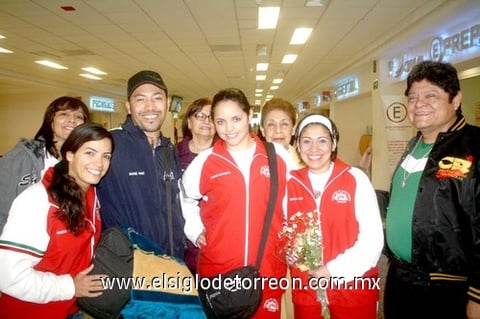 19032010 Dubai. Sulay Ramírez, María Luisa Vázquez, Brenda Jara y Elsa Bustamante, integrantes de conocida compañía de danza, fueron recibidas por sus seres queridos, a su regreso de la gira 2010.