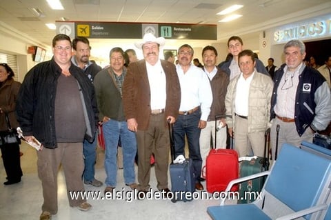 19032010 Viajeros. Víctor papá y Víctor hijo Mazutti, Ernesto García, Fernando Deras, Carrulo Pérez, Armando Alcántara, Víctor Guzmán y Héctor Barajas, fueron recibidos por Marcelo Gilio.